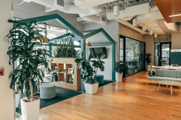 Podłogi drewniane w nowoczesnych aranżacjach – klasyka czy trend